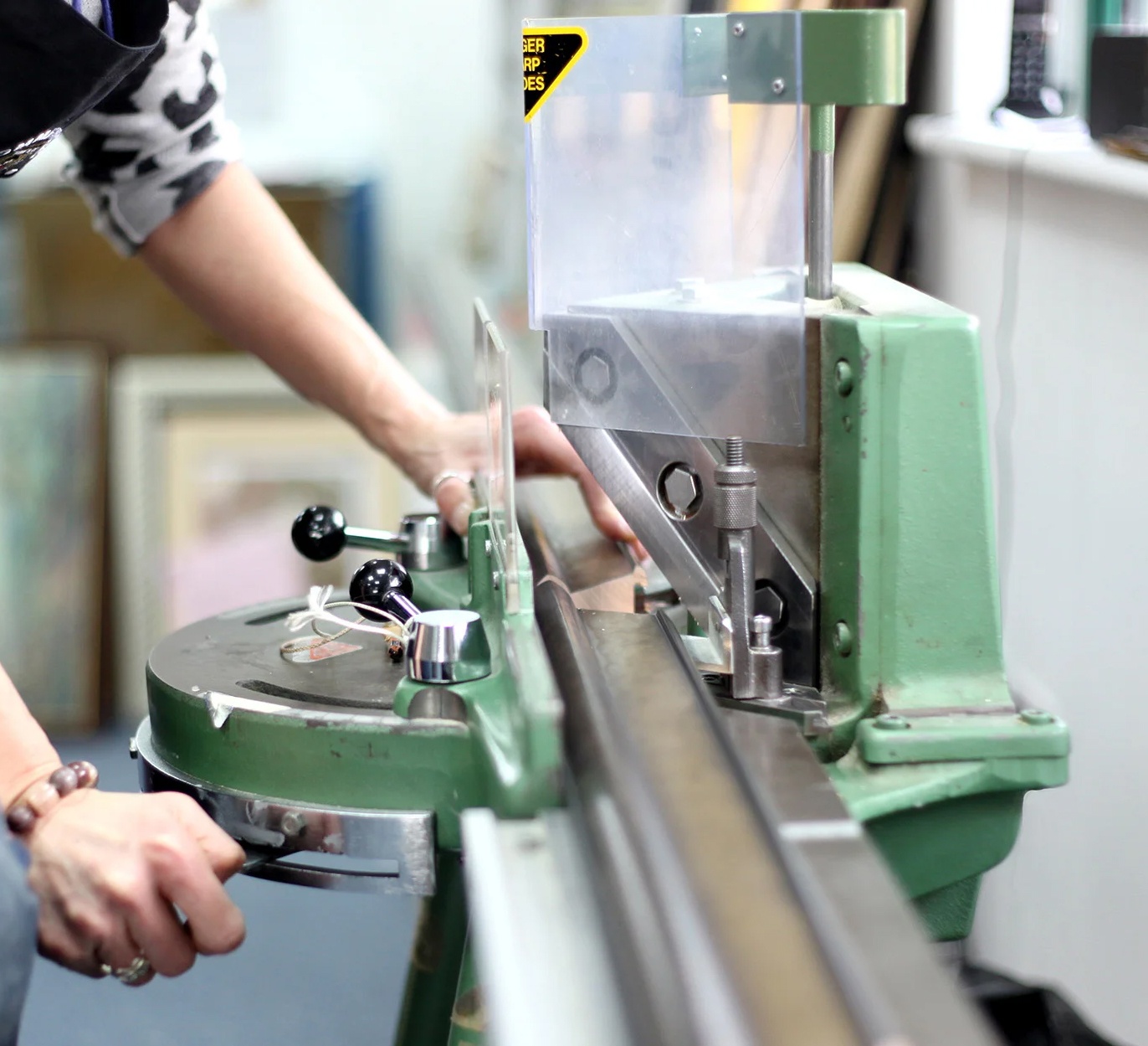 Gering av ramlist i verkstaden